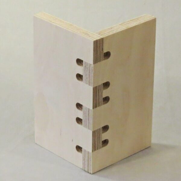 Ejemplo de uniones finger-joint cortadas con CNC en plywood.