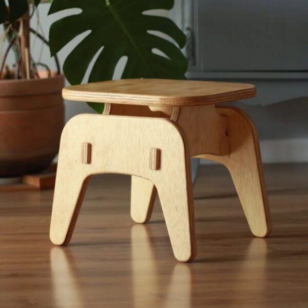 Mueble flat-pack cortado con CNC listo para ensamblaje.