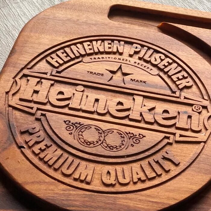 Letrero Heineken grabado y cortado con CNC.