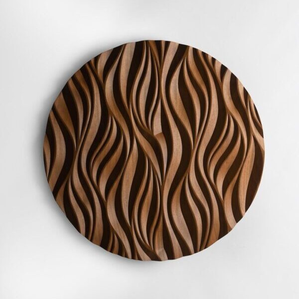 Panel decorativo circular con diseño de ondas talladas en CNC.